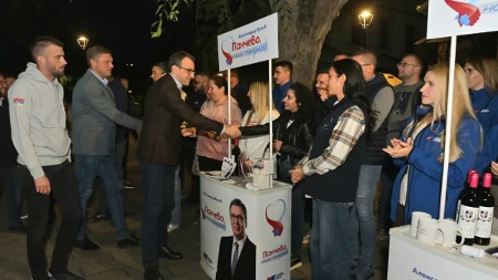 Članovi Predsedništva SNS posetili štand omladine GO SNS Pančevo