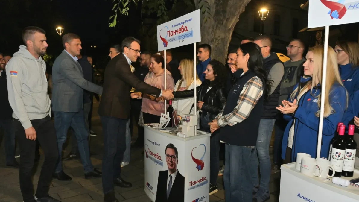 Članovi Predsedništva SNS posetili štand omladine GO SNS Pančevo