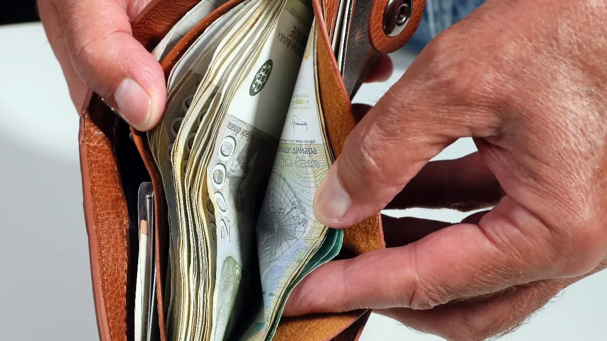 Danas počinje isplata 6.000 dinara: Evo kome novac prvo leže na račun i ko mora da sačeka do srede