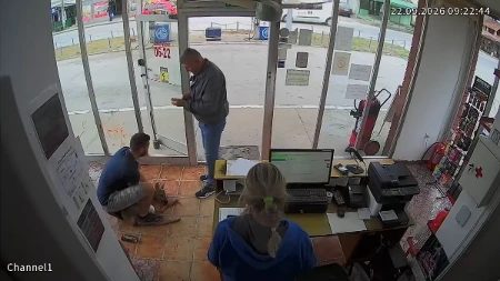 Divlja zverka uletela na pumpu kod Čačka: Nastala prava drama, jedva su je obuzdali! (VIDEO)