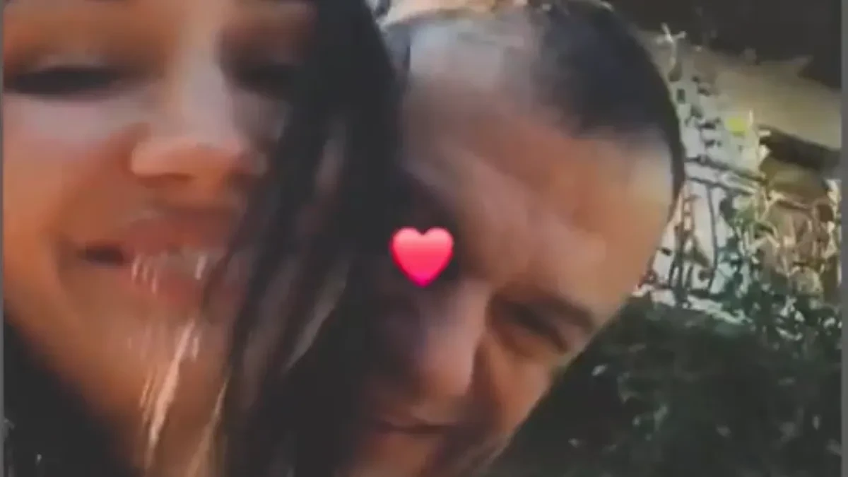 Pevač nakon skandaloznog razvoda se ne odvaja od 23 godine mlađe devojke! Objavom zgrozio sve 
