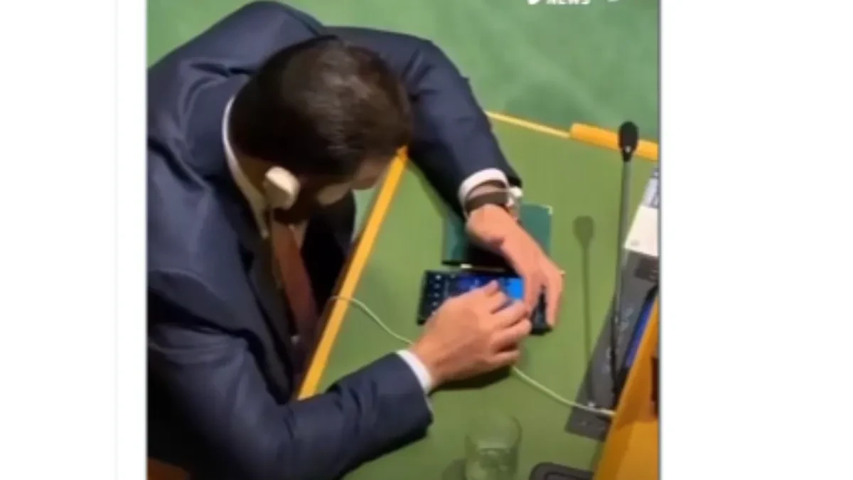 (VIDEO) Dok se svet bavi ratovima i krizama, on skroluje po telefonu?! Snimak iz UN postao hit
