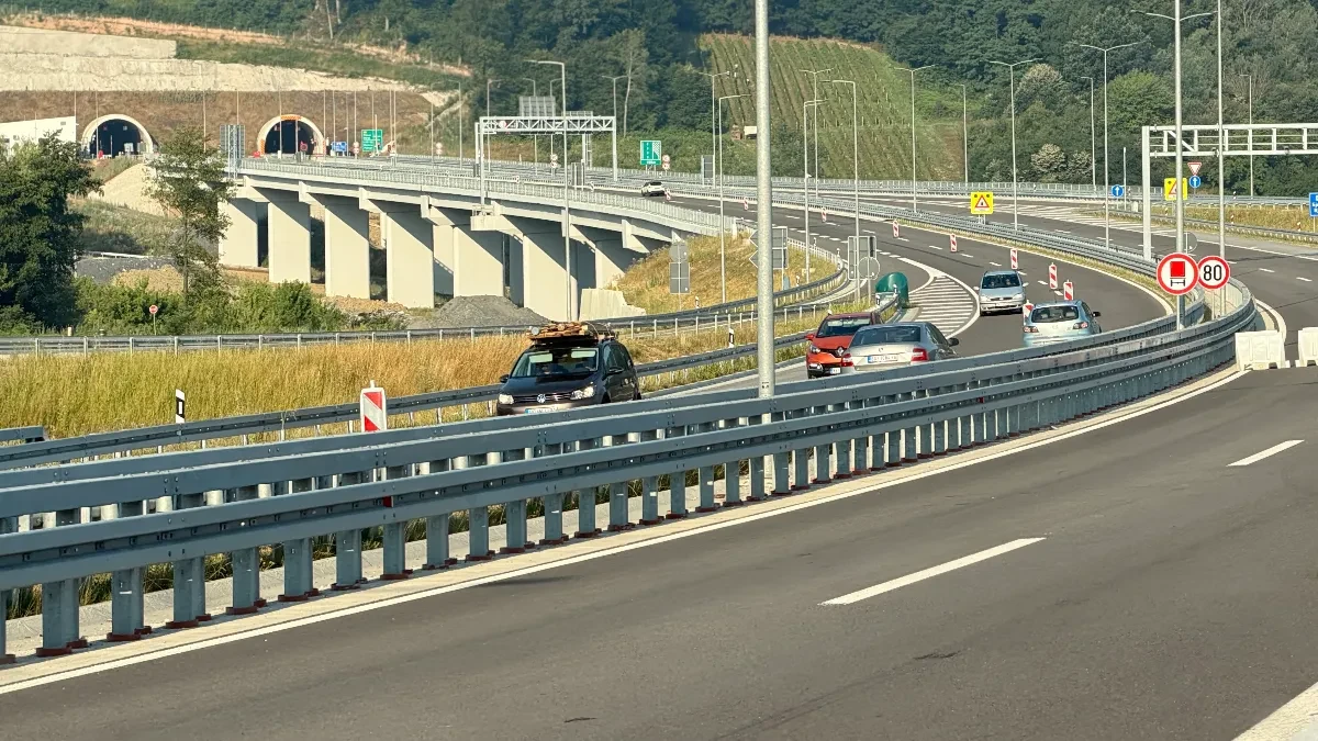 Vozači trljaju oči i ne veruju šta vide! Da li je ovo najopasnija vožnja u kontrasmeru do sada?! Objavljen šokantan snimak sa "Miloša Velikog" (VIDEO)