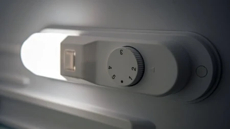 Mnogi greše: Evo da li treba menjati temperaturu u frižideru kad stigne jesen
