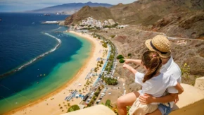 Samo nekoliko sati leta od Beograda - ostrvo crnih plaža krije vulkan, kitove i selo kao iz bajke