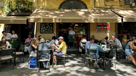 Bezazlen potez koji mnogo toga govori o vama: Da li vraćate stolicu na mesto u restoranu?