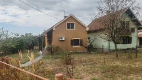 Kuća sa voćnjakom nadomak Beograda za 85.000 evra: Evo kakvu pomoć države mogu da provere majke sa bebama