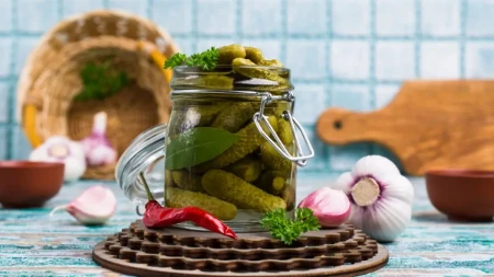 Jedete kisele krastavčiće misleći da su dobri za creva? Gastroenterolozi upozoravaju: Samo jedni imaju ono što tražite