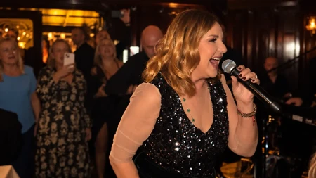"Bilo mi je suđeno!" Bekuta zapevala na otvaranju restorana "Dva jelena" i otvorila dušu
