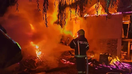 Vatra guta porodičnu kuću: Krov u plamenu, stravičan požar u Brodarevu (VIDEO)