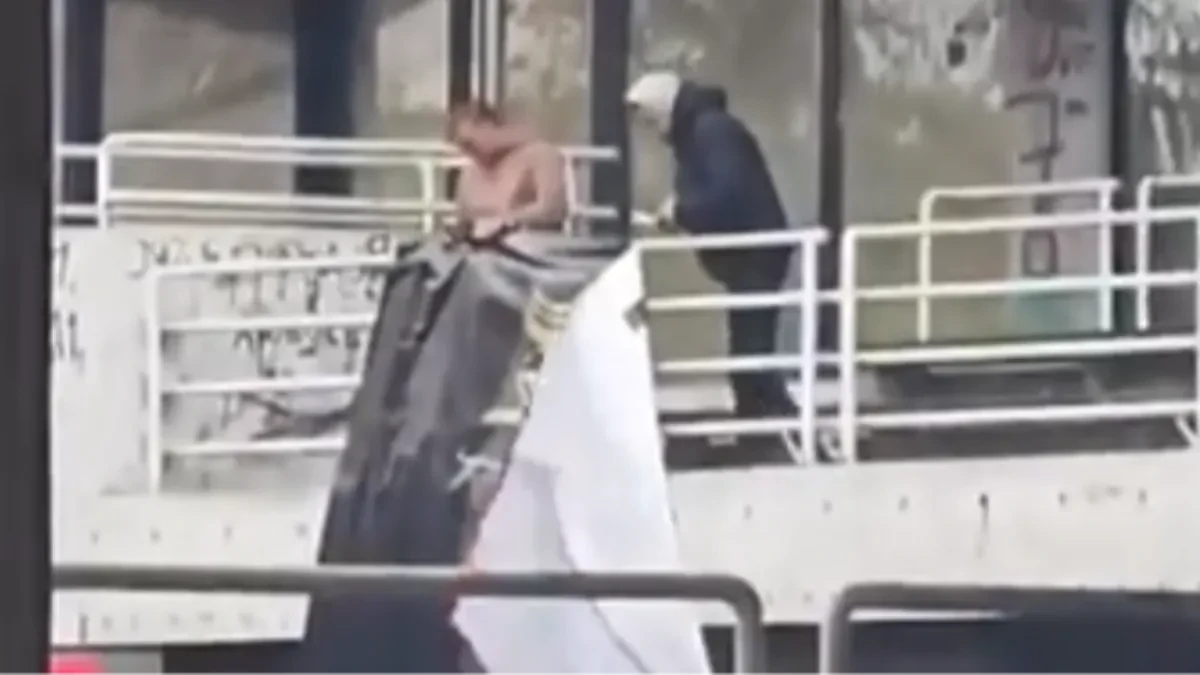 Blokaderima zasmetao i lik generala Mladića: Aktivisti Studentske liste skinuli veliki baner usred Valjeva! (VIDEO)