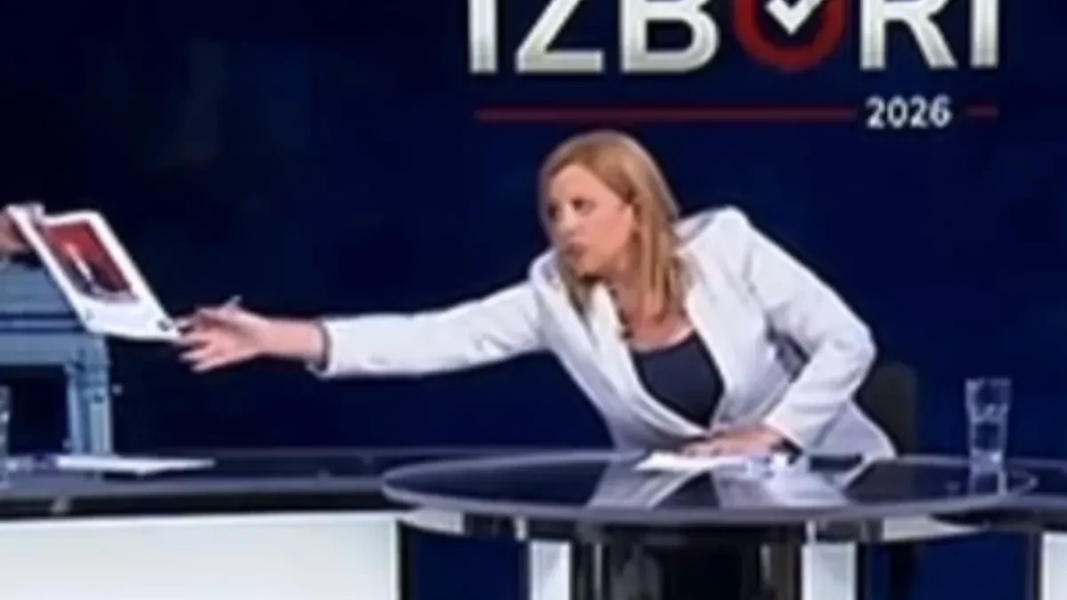 Voditeljka N1 umalo pala sa stolice da Ani uzme papir iz ruke: Pogledajte scenu koja je obeležila debatu! (VIDEO)