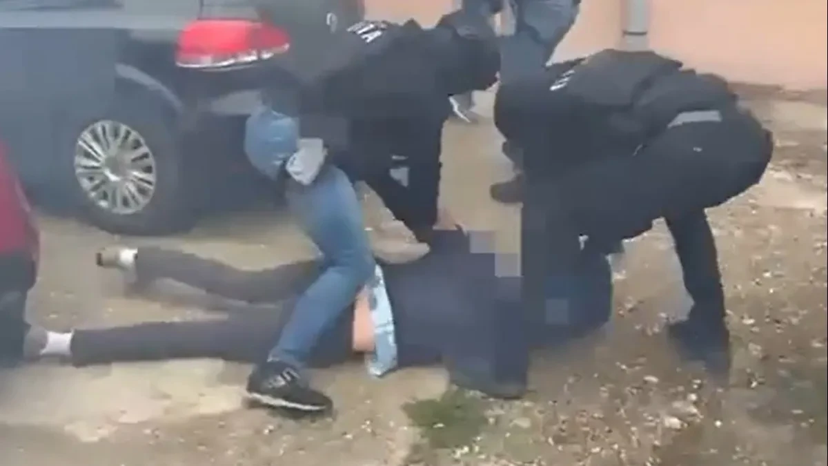 Pogledajte munjevito hapšenje dilera u Obrenovcu: Jedan izvučen iz kola, drugi pronađen u stanu (VIDEO)
