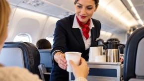 Stjuardese otkrile šta nikako ne piju u avionu: Kafa i čaj mogu da kriju ozbiljan problem, a razlog će vas zgroziti
