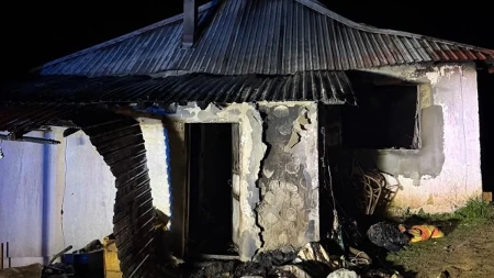 Veliki požar progutao porodičnu kuću: Troje dece ostalo bez krova nad glavom