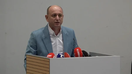 „Pre će moja majka pobediti Kim Džong Una nego Vučić izgubiti“: Knežević nasmejao salu pa zagrmeo o Srbiji