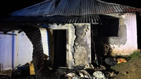 Troje maloletne dece ostalo bez krova nad glavom! Požar progutao kuću porodice Drobnjak (FOTO)