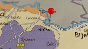 "Nož, kolac, Jasenovac" U dvorištu škole u Brčkom osvanuli grafiti sa jezivim pretnjama Srbima