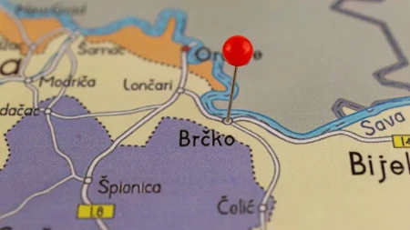 "Nož, kolac, Jasenovac" U dvorištu škole u Brčkom osvanuli grafiti sa jezivim pretnjama Srbima