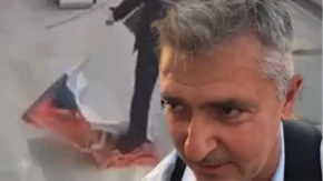 Srdanovićev aktivista baca i gazi zastavu Srbije!