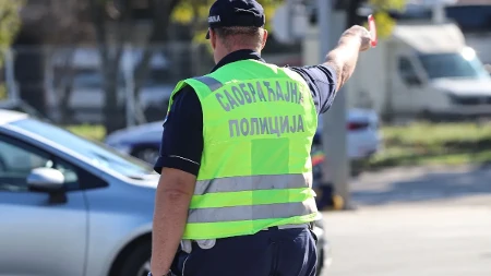 Auto završio na krovu na obilaznici oko Beograda: Jedna osoba povređena, saobraćaj usporen