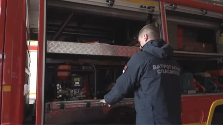 Buknuo požar u Novom Sadu: Izgoreo automobil nasred ulice, širi se gust crni dim