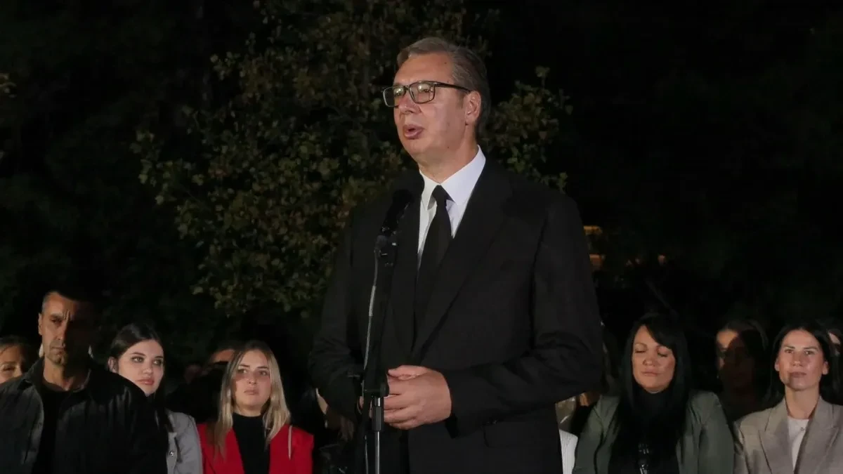 Predsednik Vučić izašao pred narod na Andrićevom vencu: Građani kliču "Aco, Srbine"