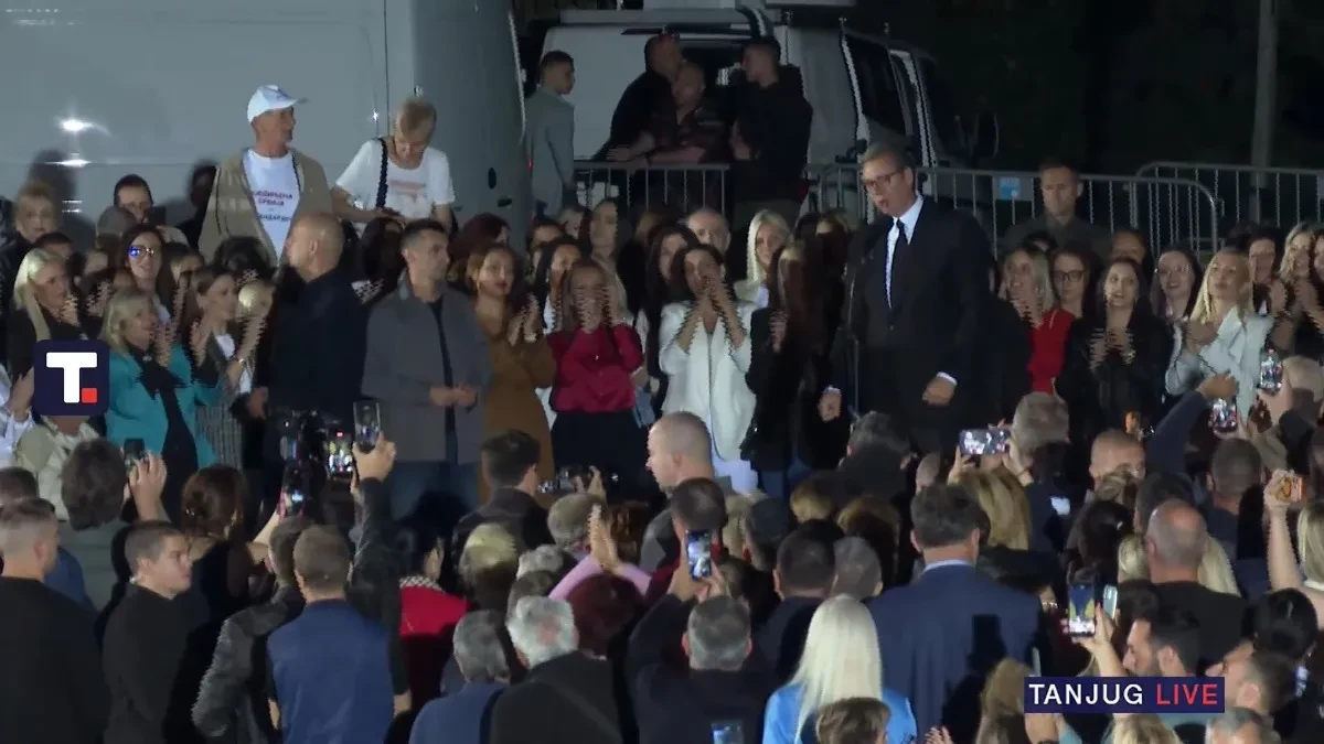 Vučić se obraća ispred Predsedništva! Vučić : Verno, časno i pošteno sam služio Srbiji u dva mandata (VIDEO)