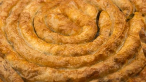 Domaći burek sa sirom je najbolji izbor za doručak: Spolja hrskav, iznutra sočan, a vole ga i deca i odrasli