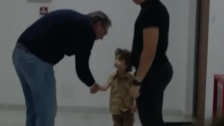 Dirljiva scena u Požarevcu: Mališan dočekao Vučića, pa mu pružio ruku - Aleksandar ga pomazio po kosi