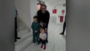 Deca su mu se najviše obradovala! Mališani trčali da se zagrle sa Vučićem (VIDEO)