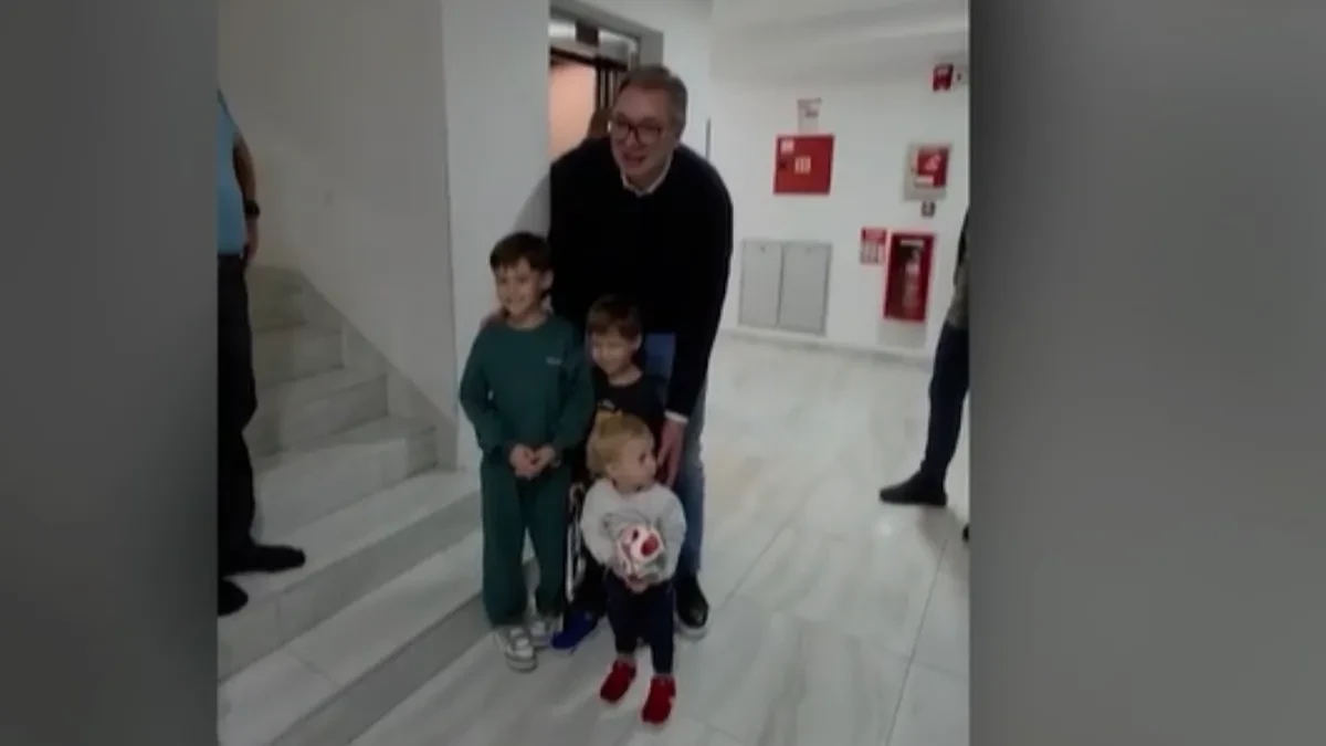 Deca su mu se najviše obradovala! Mališani trčali da se zagrle sa Vučićem (VIDEO)