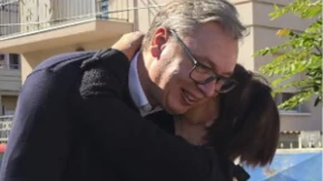 „Ljubi te baka, pile moje!“ Požarevljanka ugledala Vučića, pa potrčala da ga zagrli: „Mislila sam da me lažu, a on stvarno došao“