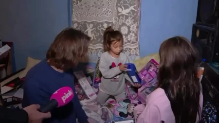 'Niste sami' Željko Mitrović dirljivim rečima ohrabrio majku četvoro dece iz Čačka, a onda joj uručio veliku pomoć! Prizor iz njihovog doma raznežio je sve!