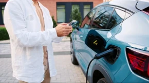 Kupujete novi automobil? Subvencije mogu da vam donesu do 5.000 evra bespovratne pomoći, evo do kada je rok