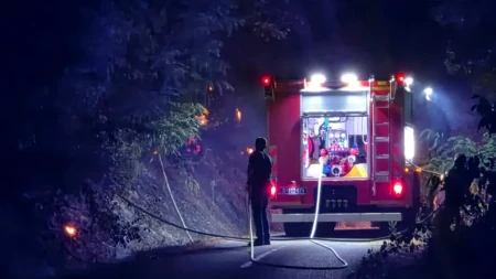 Jeziva scena na putu za Zlatibor: Vatra progutala automobil, saobraćaj u kolapsu