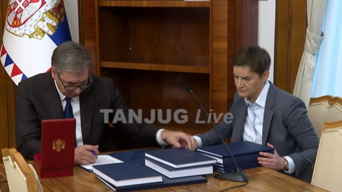 Vučić predao funkciju Ani Brnabić: On od danas kreće u odlučnu borbu za očuvanje Srbije!