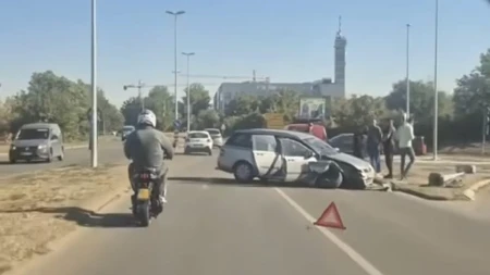 Saobraćajna nezgoda u Novom Sadu: Delovi automobila rasuti po putu