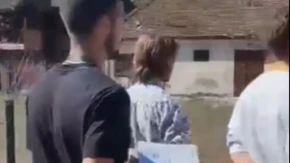"Znamo ko ste i šta ste, produžite" Domaćin najurio blokadere iz svog dvorišta (VIDEO)