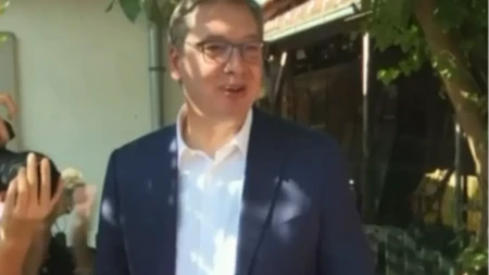 Vučić oduševljen, dobio mafin na kom piše "Ćacike su najbolje vučice": Bravo, ovo je bilo sjajno! (VIDEO)