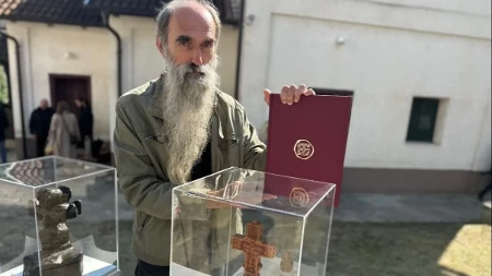 Tamo gde je patrijarh Pavle započeo duhovni put: Najlepši krst nastao od drveta trešnje