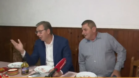 Vučić stigao kod druga iz vojske, pa krenule uspomene: Izvadili stare fotografije, jedna priča vratila ih decenijama unazad