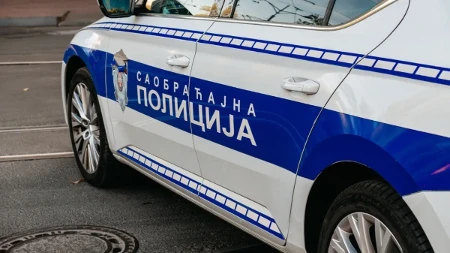 Strašna nesreća u Mladenovcu: Vozač izgubio kontrolu i sleteo s puta, povređena i devojčica (2)