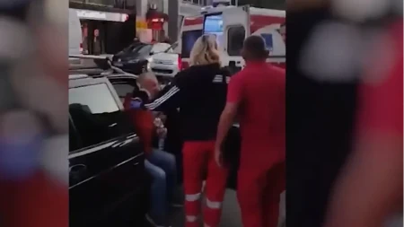 Gurnuo starca na vozilo u pokretu i pobegao: Jezivi teror blokadera u Mirijevu, aktivista SNS u Urgentnom centru! (VIDEO)