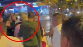 Ovako Srdanovićev blokader udara ženu u glavu: Jeziv trenutak siledžijskog nasilja u Novom Sadu (VIDEO)