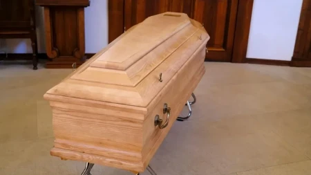 Mračni običaj koji vekovima izaziva jezu na sahranama: Evo ko su bili gutači grehova i zbog čega su jeli hleb sa pokojnika