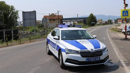 Teška saobraćajka kod Melenaca: Kamion i automobil završili prevrnuti na njivi