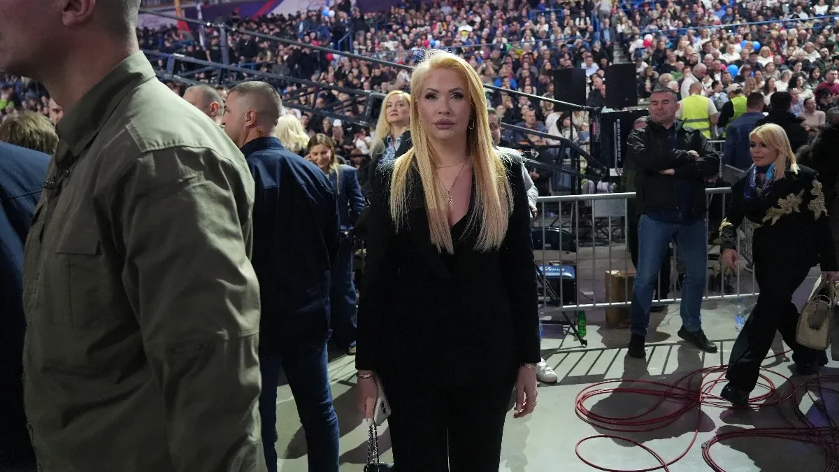 "Videla žaba da se konj potkiva pa i ona digla nogu" Sandra Božić razbila Radomira Lazovića