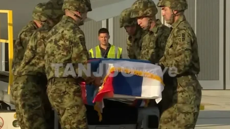 Posle 15 godina vratio se u Srbiju: Kovčeg Ratka Mladića prekriven dvema zastavama (VIDEO)