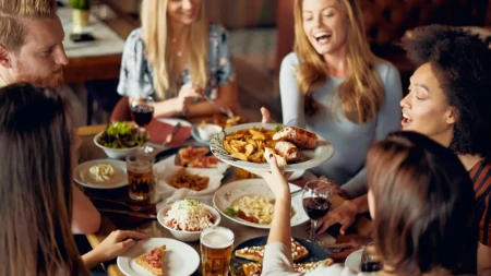 Grupa gostiju ušla 15 minuta pre zatvaranja restorana, napravili račun od 600 evra, a onda šokirali konobaricu: Nije mogla da dođe sebi